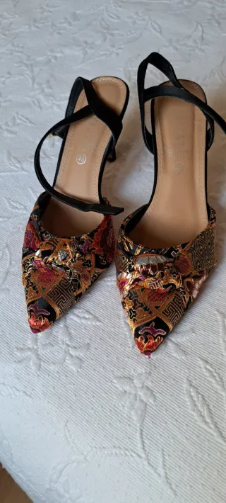 Zapatos de tacón slingback estampados.