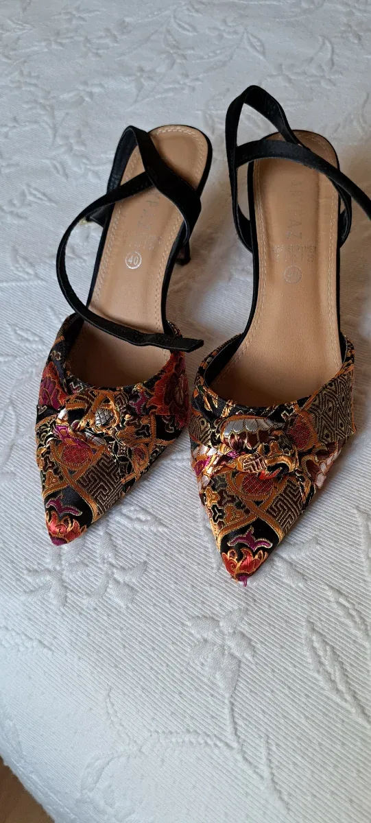 Zapatos de tacón slingback estampados.