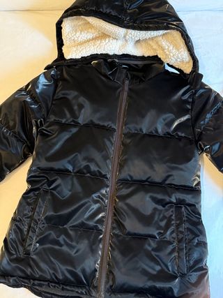 Chaqueta acolchada negra con capucha