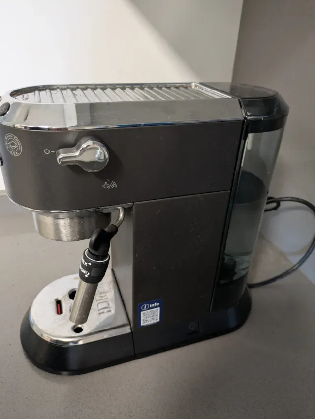 Cafetera Delonghi Dedica EC685BK + Molinillo KG200
