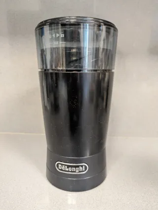 Cafetera Delonghi Dedica EC685BK + Molinillo KG200