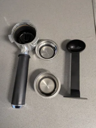 Cafetera Delonghi Dedica EC685BK + Molinillo KG200