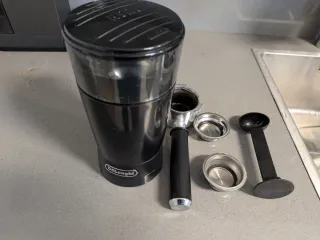 Cafetera Delonghi Dedica EC685BK + Molinillo KG200