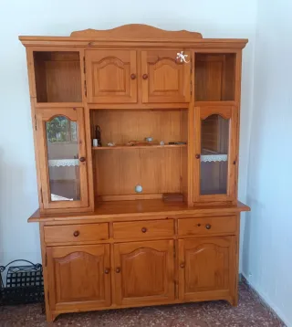 Credenza in pino con vetrine