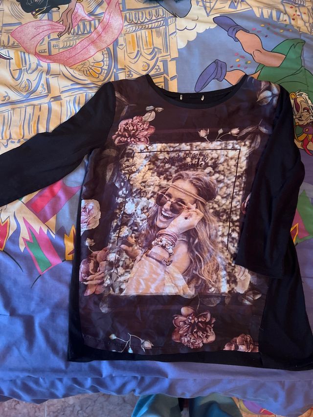 Camiseta manga larga con estampado floral