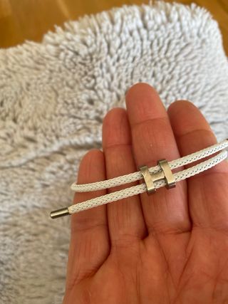 Pulsera ajustable plateada y blanca