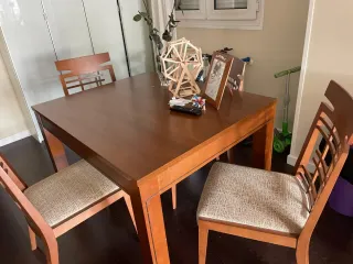 Mesa de comedor y 4 sillas