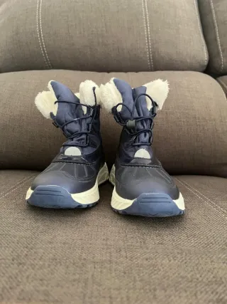 Botas de nieve azules y blancas