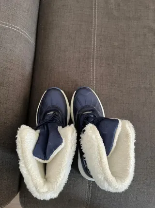 Botas de nieve azules y blancas