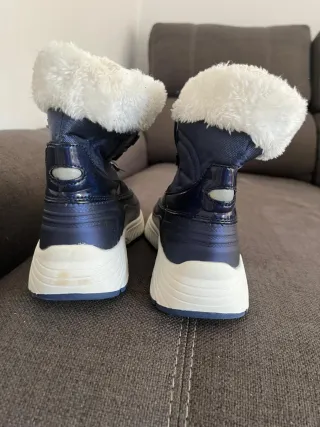 Botas de nieve azules y blancas