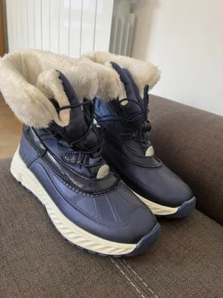 Botas de nieve azules y blancas