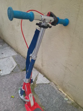 Patinete infantil Oxelo rojo y azul