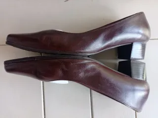 Zapatos tacón medio marrones.