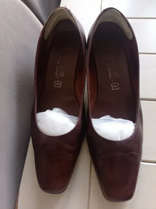 Zapatos tacón medio marrones.
