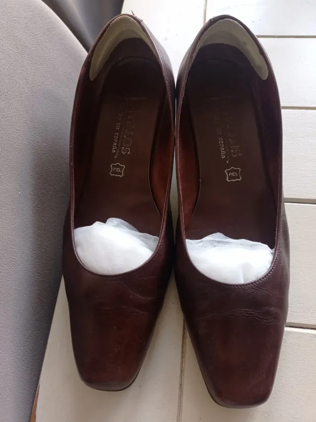 Zapatos tacón medio marrones.