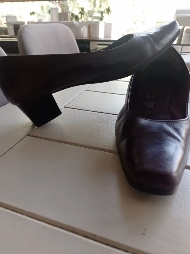Zapatos tacón medio marrones.