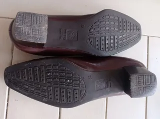 Zapatos tacón medio marrones.