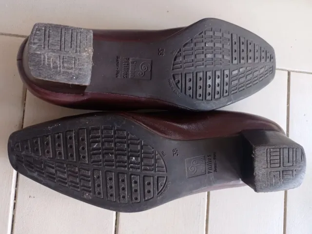 Zapatos tacón medio marrones.