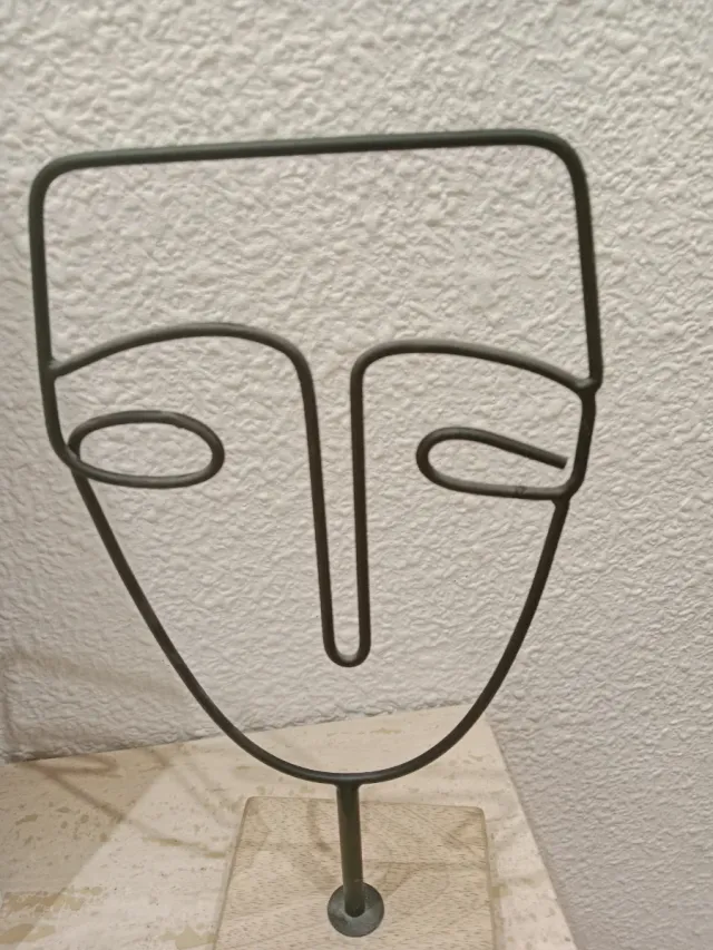 Figura Cara Forja Moderna