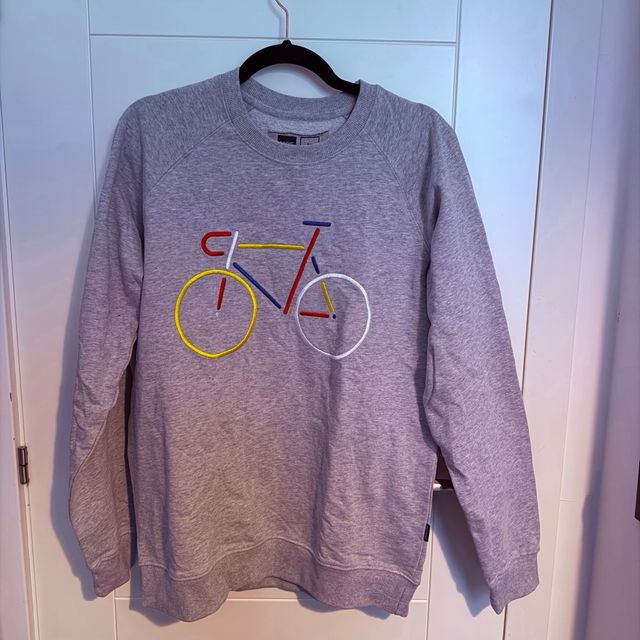 Sudadera Gris Bordado Bicicleta Dedicated