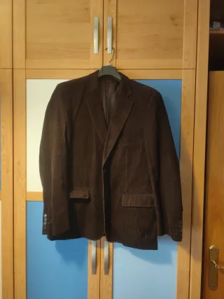 Chaqueta pana caballero marrón.