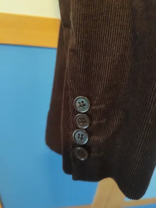 Chaqueta pana caballero marrón.