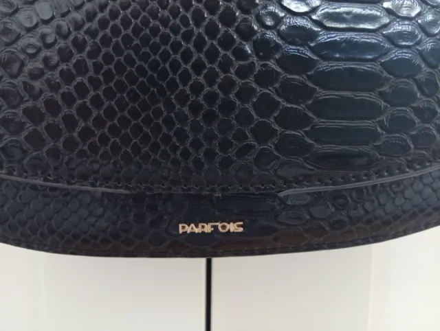 Bolso Parfois negro efecto piel serpiente