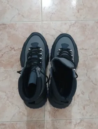 Botas de montaña grises y negras Talla 42