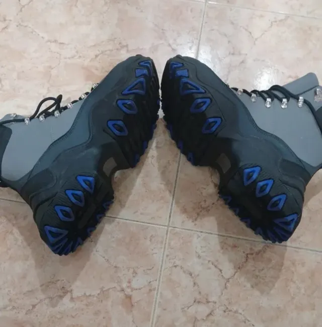 Botas de montaña grises y negras Talla 42