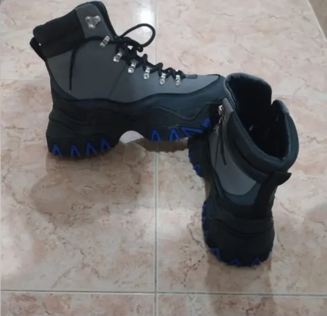 Botas de montaña grises y negras Talla 42