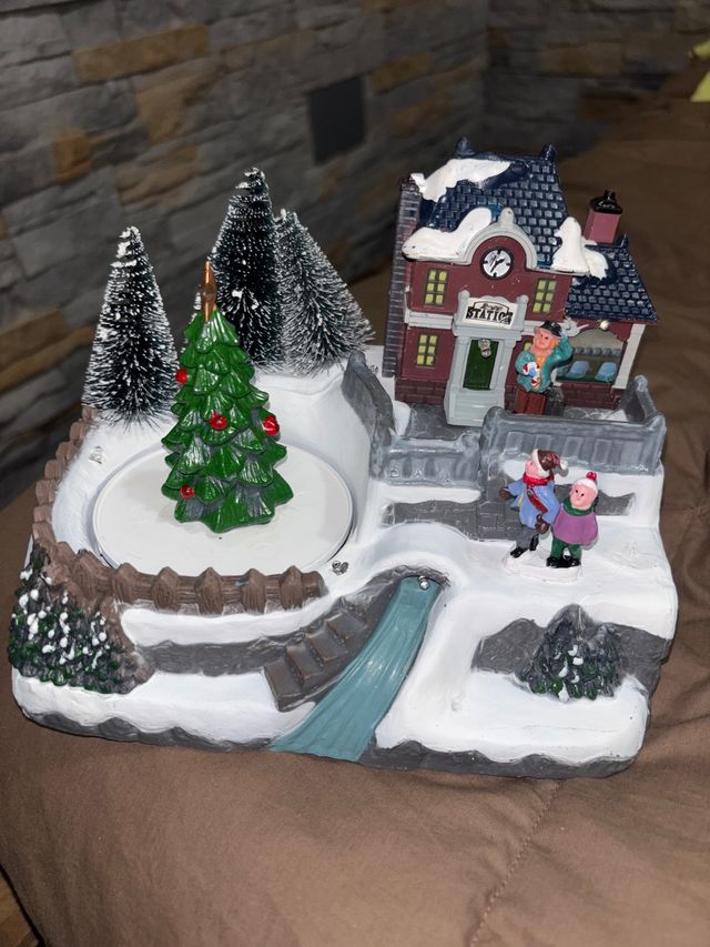 Pueblo Navideño con Árbol y Estación