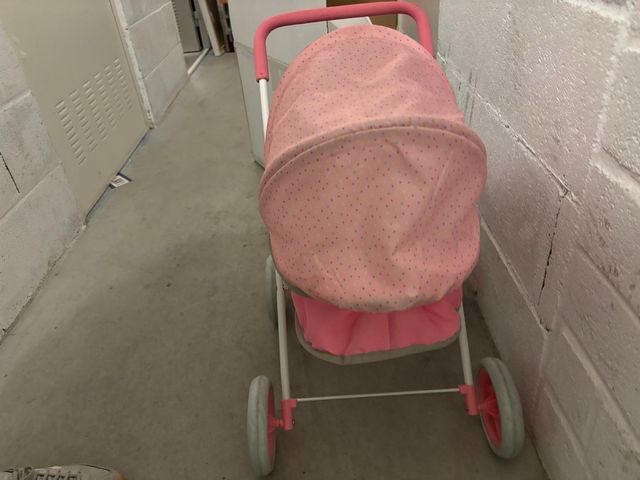 Carro de bebé de juguete rosa