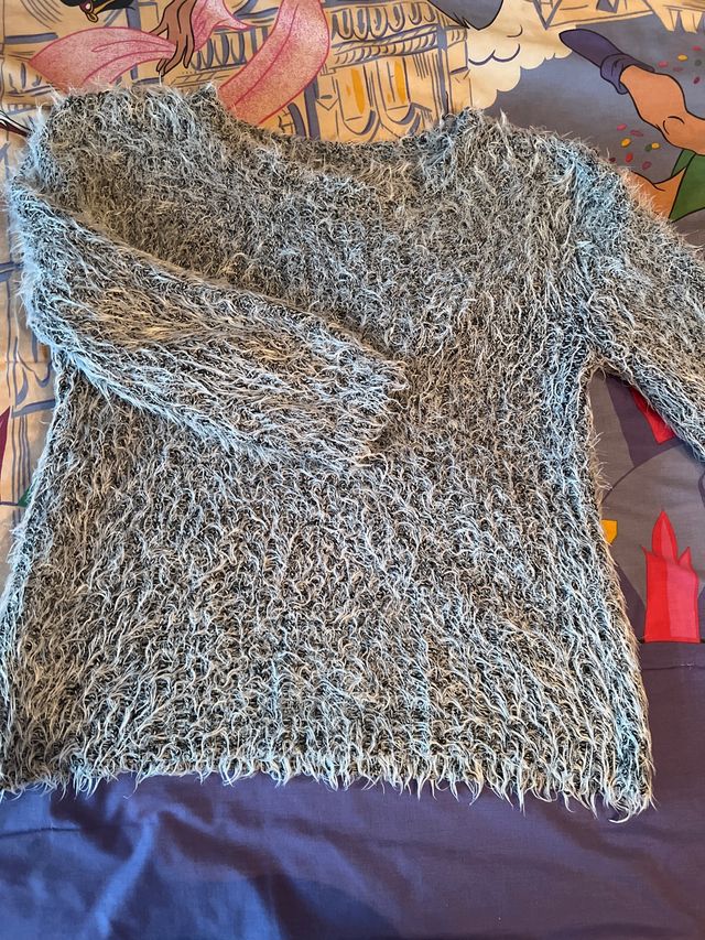 Jersey peludo gris y blanco