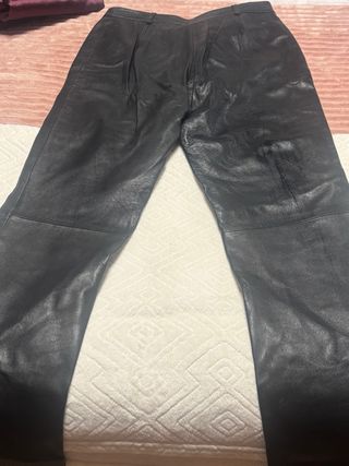 Pantalón recto de cuero negro