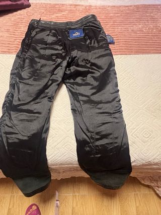 Pantalón recto de cuero negro
