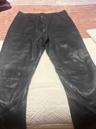 Pantalón recto de cuero negro