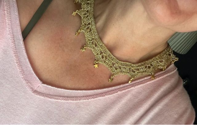 Gargantilla dorada con estrellas