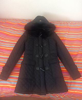 Chaquetón negro guateado con capucha y pelo