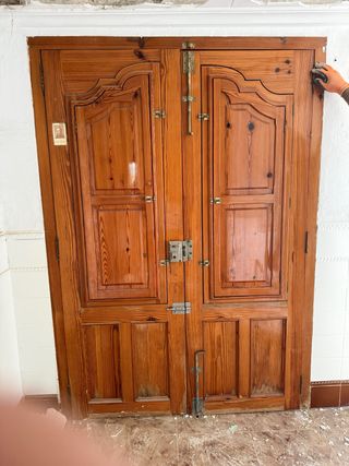 Puerta doble de madera con marco
