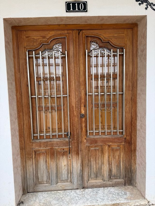 Puerta doble de madera con marco