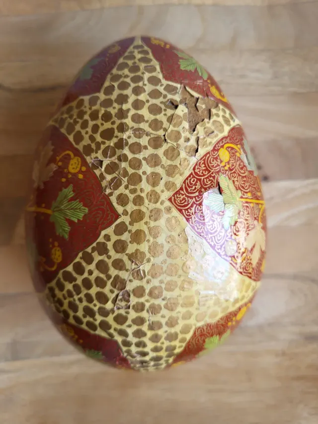 Huevo decorativo papel maché pintado