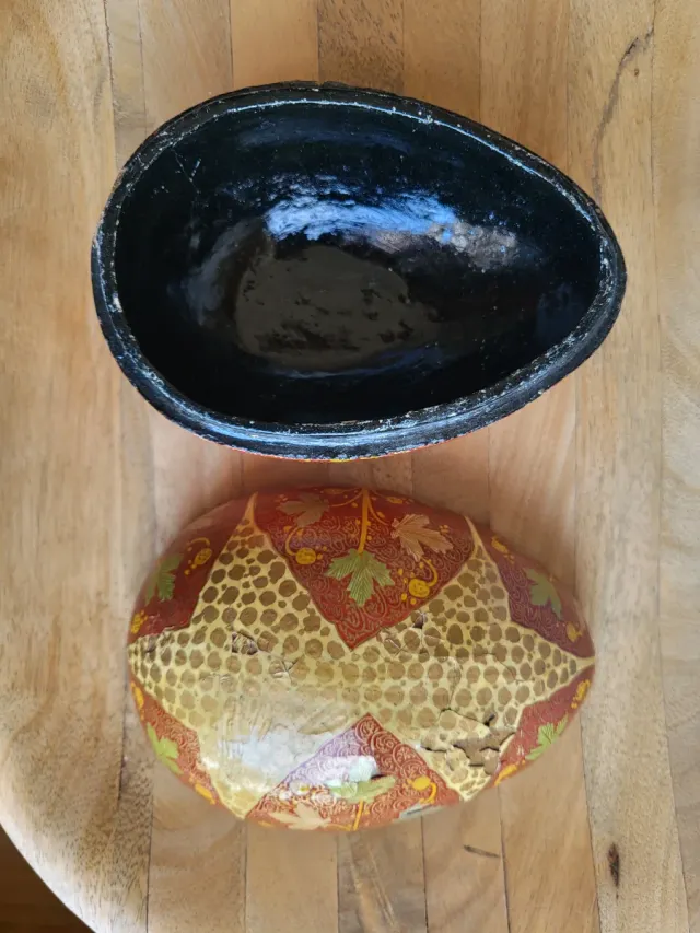 Huevo decorativo papel maché pintado