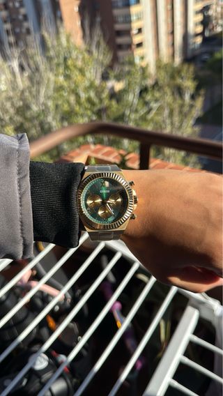 Reloj Guess Equity Negro y Dorado