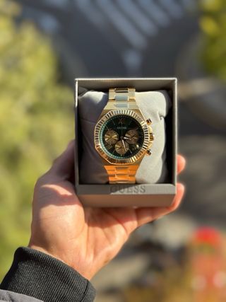 Reloj Guess Equity Negro y Dorado