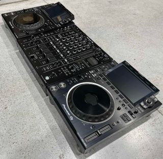 2x Pioneer DJ CDJ-3000 + DJM-A9