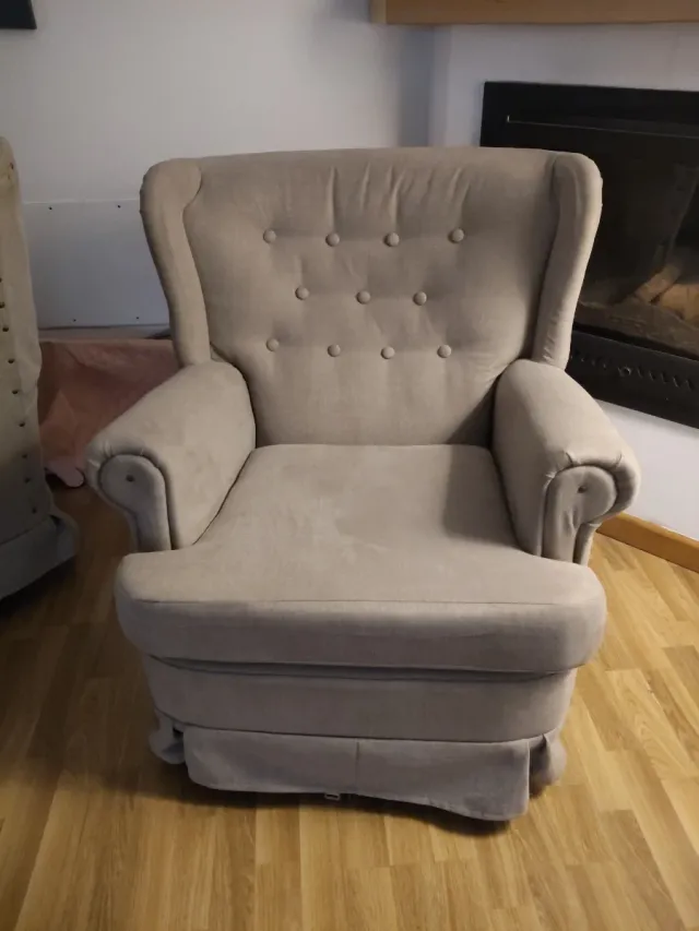 Sillón mecedora tapizado beige/gris