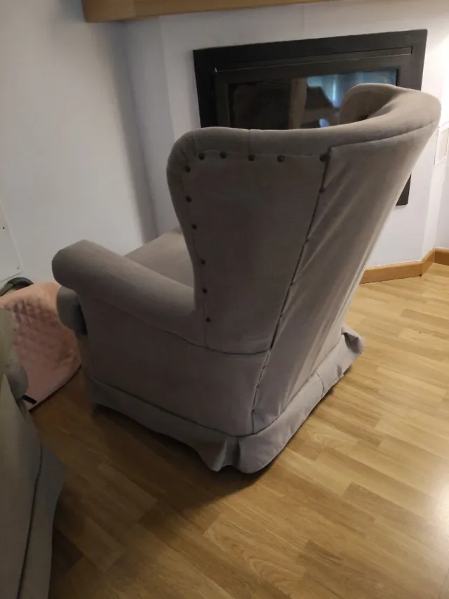 Sillón mecedora tapizado beige/gris