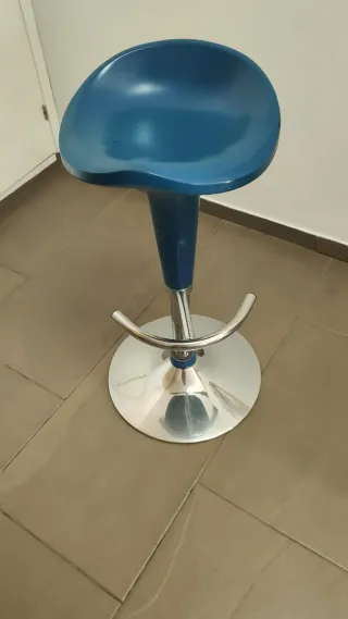 Silla alta azul y plateada