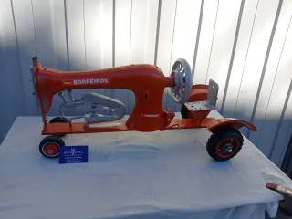 Tractor Barreiros hecho con máquina de coser
