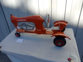 Tractor Barreiros hecho con máquina de coser